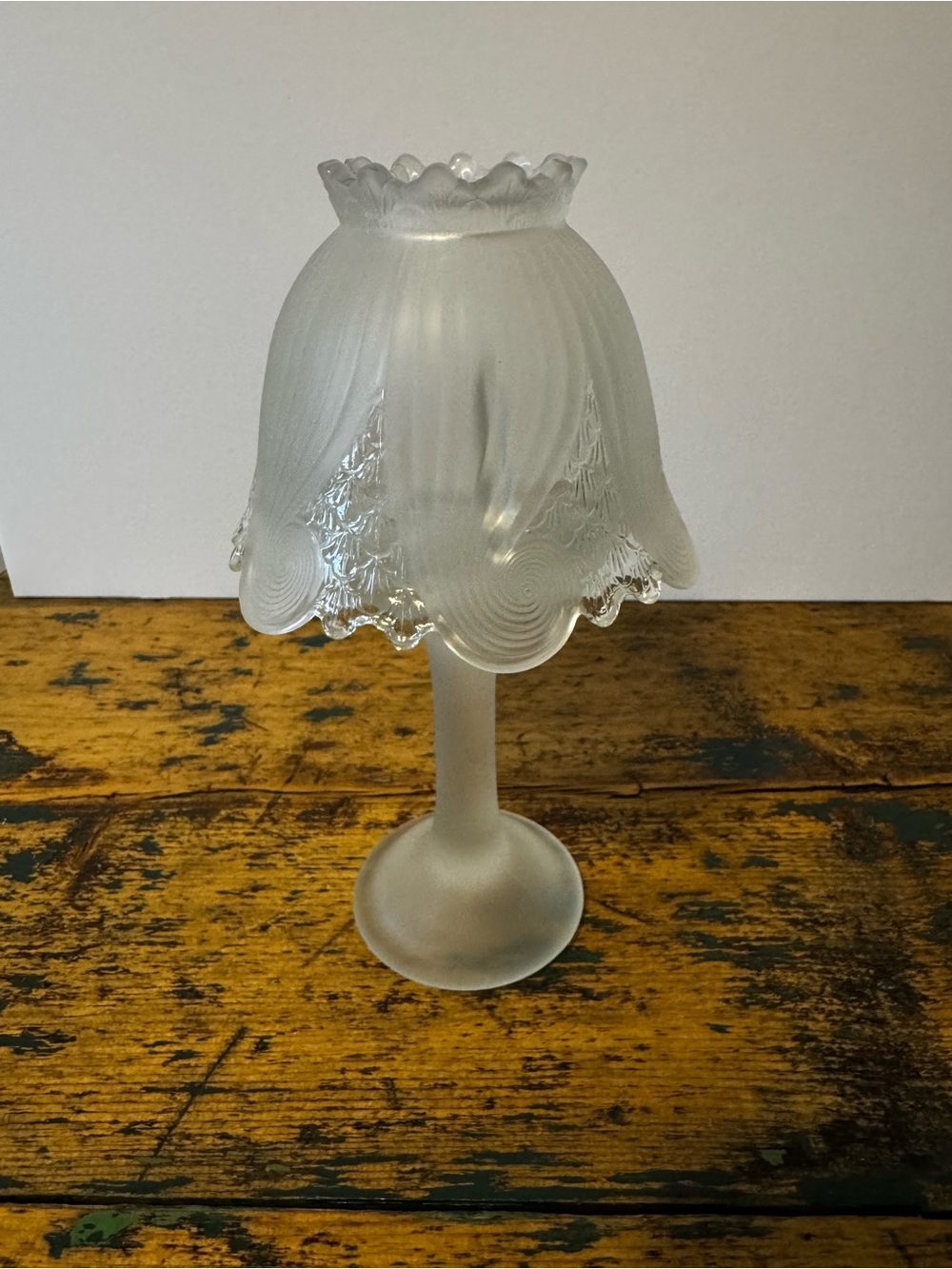PartyLite Frosted White Scalloped Clairmont Glass Candle Lamp